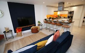 Bath Luxury City Centre 4 Bedroom Townhouse, Sleeps 8, Easy Parking, Private Courtyard Garden, By Empower Homes